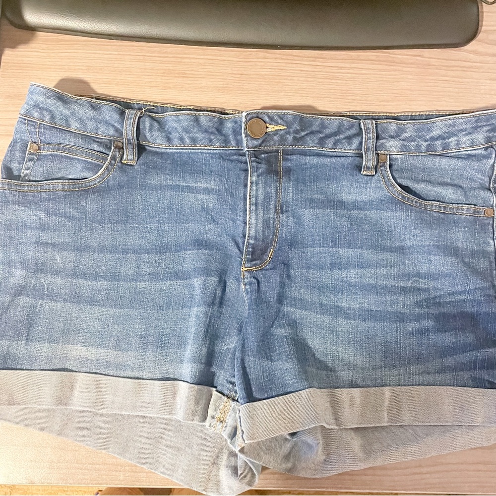 🏷️ Women's a.n.a  Low Rise Medium Dark Wash Denim Jean Shorts (size 32/14)